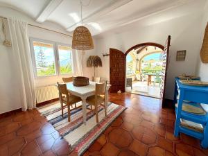 Bohemian villa with pool & mountain view
