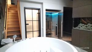 Bohemia Jacuzzi & Sauna Apartment