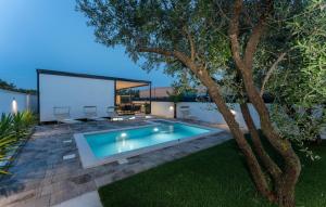 House with pool Mari