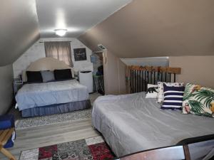 Niagara falls cottage unit with loft