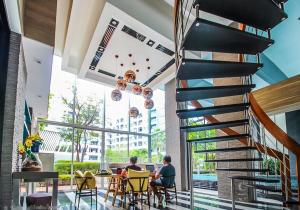 Studio Lounge Pool & Gym Near BTS Punawitti