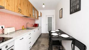 Cozy Urbana Flat - Private Parking