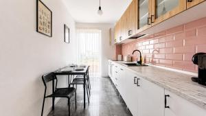 Cozy Urbana Flat - Private Parking