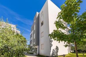 Beachside Family Apartment Balcony & Parking by PikHost