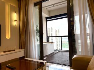 Serene Sky View with Bathtub and Romantic Stay Near CIQ