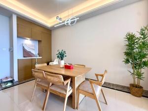 Serene Sky View with Bathtub and Romantic Stay Near CIQ