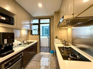 Serene Sky View with Bathtub and Romantic Stay Near CIQ