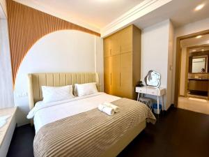 Serene Sky View with Bathtub and Romantic Stay Near CIQ