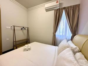 Serene Sky View with Bathtub and Romantic Stay Near CIQ