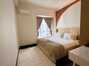 Serene Sky View with Bathtub and Romantic Stay Near CIQ