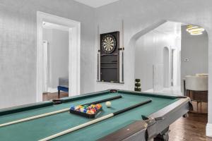 5-Bed Home Game Room Pool Table Sleeps 13
