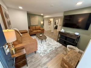 Modern 2BR Retreat w Heated Floors-Gazebo