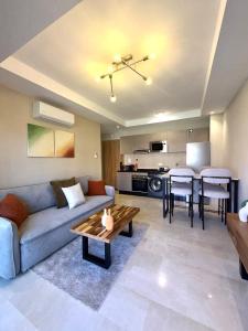 Chic Apartment - Pool - Private Residence