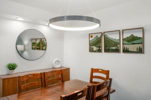 2BR Lagoons with Private Hot tub in Village Location including Parking