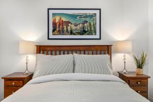 2BR Lagoons with Private Hot tub in Village Location including Parking