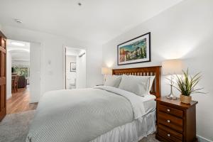 2BR Lagoons with Private Hot tub in Village Location including Parking