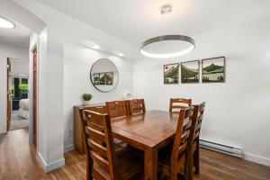 2BR Lagoons with Private Hot tub in Village Location including Parking