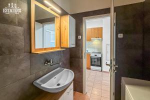 Bright Petržalka Retreat, Sunny 8m Loggia AC, 5 Min to Centre