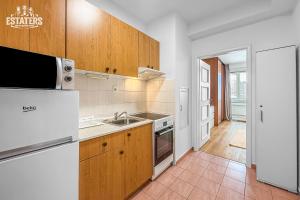 Bright Petržalka Retreat, Sunny 8m Loggia AC, 5 Min to Centre