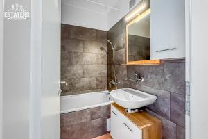 Bright Petržalka Retreat, Sunny 8m Loggia AC, 5 Min to Centre
