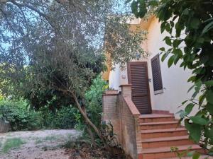 Appartamento in Resort Pomaia con 2 camere, Piscine e Giardino Privato recintato
