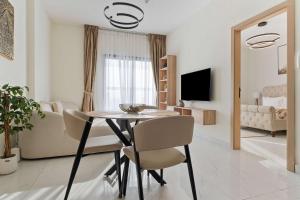 Stylish 1BR with Pool Gym & Metro Access