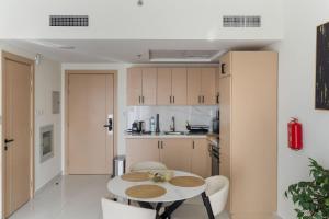 Stylish 1BR with Pool Gym & Metro Access