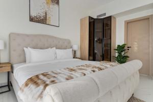 Stylish 1BR with Pool Gym & Metro Access