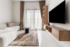 Stylish 1BR with Pool Gym & Metro Access