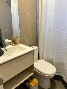 Habitación moderna con baño privado