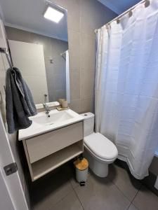 Habitación moderna con baño privado
