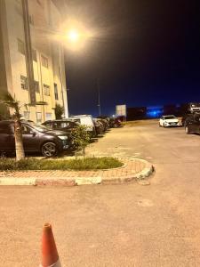 Apparemment calme à côté du stade de foot