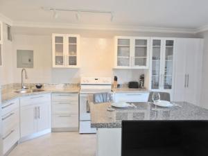 Modern 1 Bed Condo with Pool in Holetown