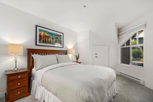 2BR Lagoons with Private Hot tub in Village Location including Parking