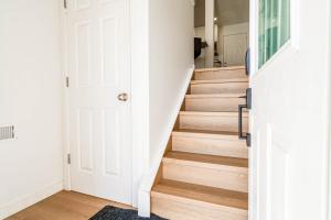 UpscaleCity 2 Bedroom Home Near Downtown and Stampede