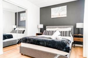 UpscaleCity 2 Bedroom Home Near Downtown and Stampede