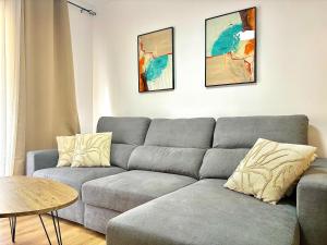 Renovated APT, Beach 1 min, WiFi, AC