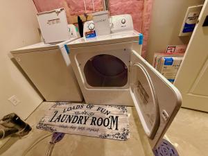 Private Modern Basement Suite Free Street Prkng
