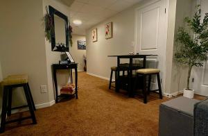 Private Modern Basement Suite Free Street Prkng