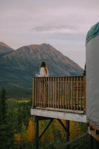 CabinsOver Crag Lake Glamping Bear