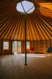 CabinsOver Crag Lake Glamping Bear