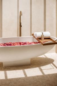 Coco 1BR Private Pool Villa in Pererenan with Skylight Bathtub