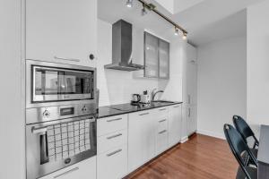 Stylish 1 Bdrm Condo - Free parking with Self Check-in and CN Tower