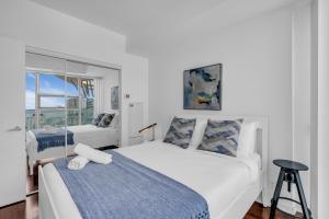 Stylish 1 Bdrm Condo - Free parking with Self Check-in and CN Tower