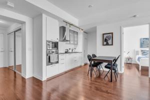 Stylish 1 Bdrm Condo - Free parking with Self Check-in and CN Tower