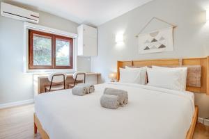 Stylish 2BD Duplex AC Wi-Fi Garden 5m to Beach