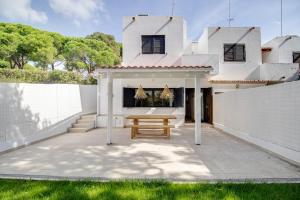 Stylish 2BD Duplex AC Wi-Fi Garden 5m to Beach