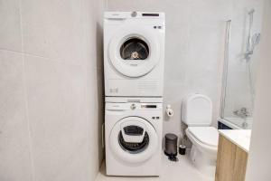 Stylish 2BD Duplex AC Wi-Fi Garden 5m to Beach