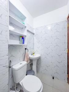 Bright and sunlit studio near CBD with a gym