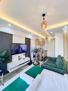 Bright and sunlit studio near CBD with a gym